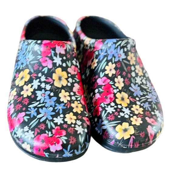 TOTES Waterproof Everywear Bailey Clog in Black Garden Floral - Picture 12 of 16